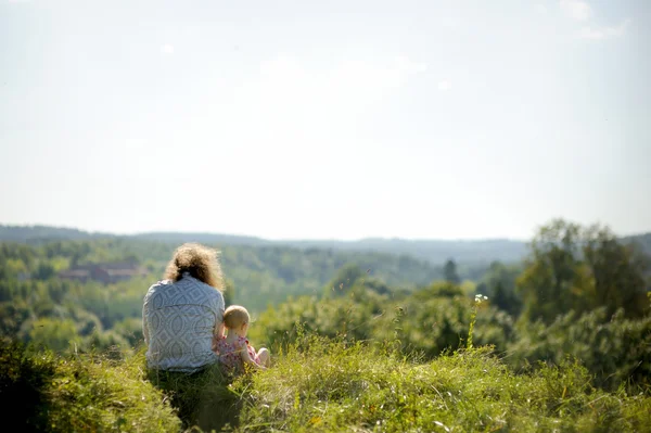 Little girl and her father on the edge — Stock Photo, Image