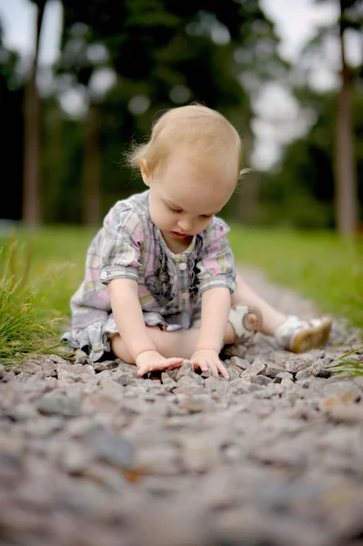 Μωράκι στα πλακόστρωτα σοκάκια πάρκο — Φωτογραφία Αρχείου