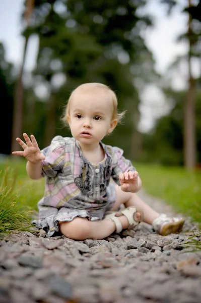 Pequeño bebé molesto en el callejón del parque — Foto de Stock