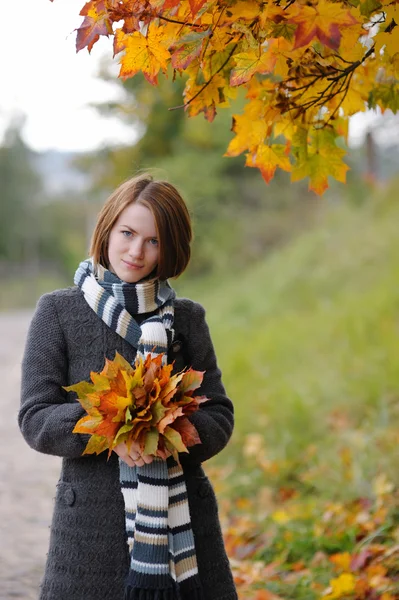 Mooie herfst jongedame — Stockfoto