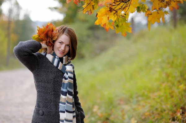 美しい秋の若い女性 — ストック写真