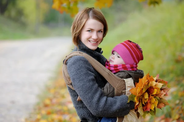 Ung mamma med sin lilla baby — Stockfoto