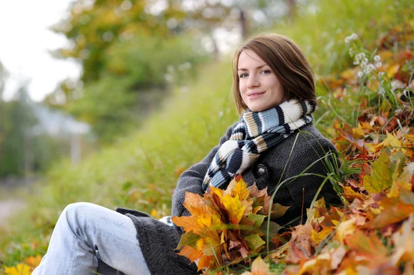 Gyönyörű őszi kisasszony — Stock Fotó