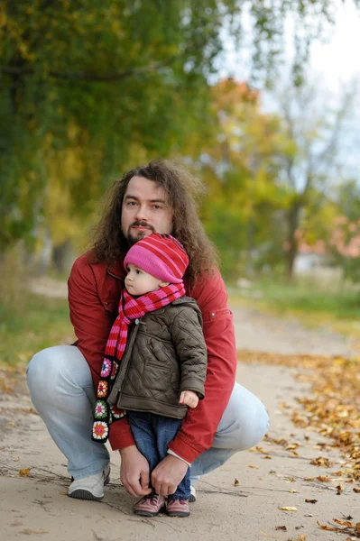 Otec a jeho dítě v podzimním parku — Stock fotografie