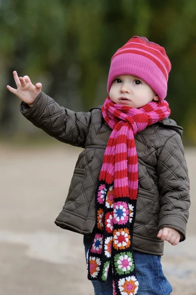 Маленька дитина в осінньому парку — стокове фото