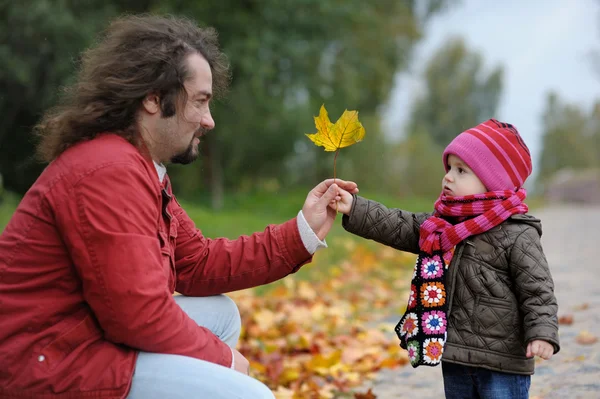 Padre y su bebé en el parque de otoño — Foto de Stock