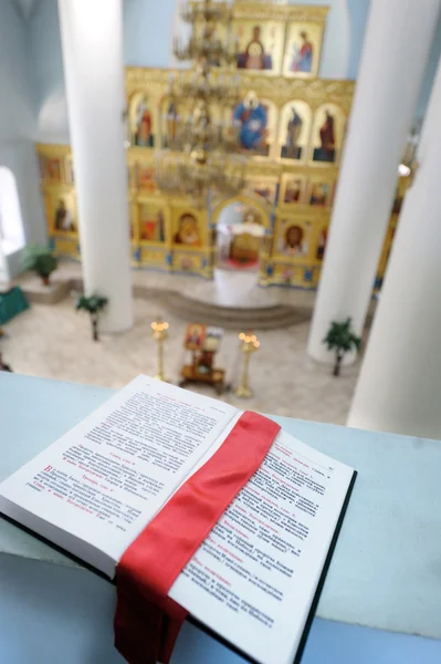 La Santa Biblia Ortodoxa sobre la mesa agita el sanc —  Fotos de Stock