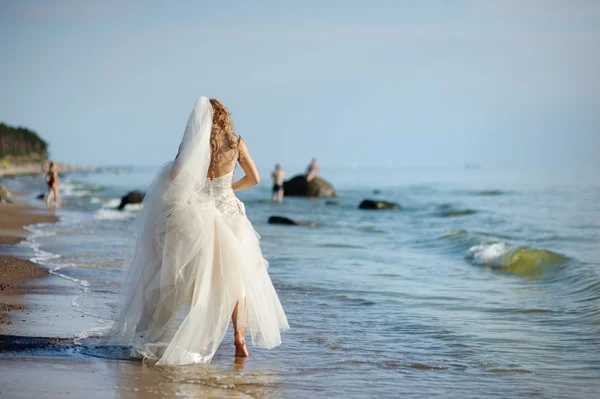 新娘沿着海岸散步 — 图库照片