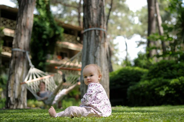 Kleine baby zittend op het gras — Stockfoto