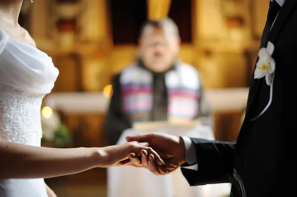 Braut und Bräutigam halten sich die Hand — Stockfoto