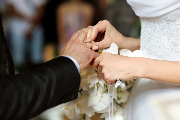 Brud att sätta ringen på brudgummens finger — Stockfoto