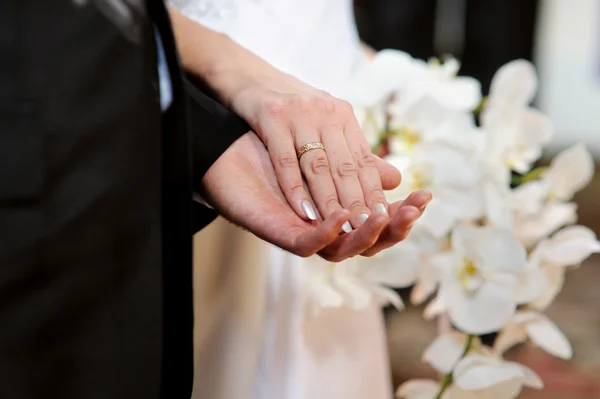 Bruid en bruidegom hand in elkaars hand — Stockfoto