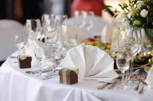 Накрытый стол для праздничной вечеринки или ужина — стоковое фото