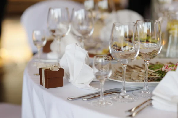 Tisch gedeckt für eine festliche Feier oder ein Abendessen — Stockfoto