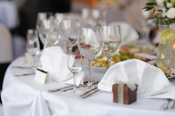 Conjunto de mesa para uma festa ou jantar festivo — Fotografia de Stock