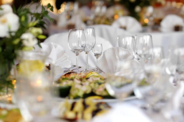 Tisch gedeckt für eine festliche Feier oder ein Abendessen — Stockfoto