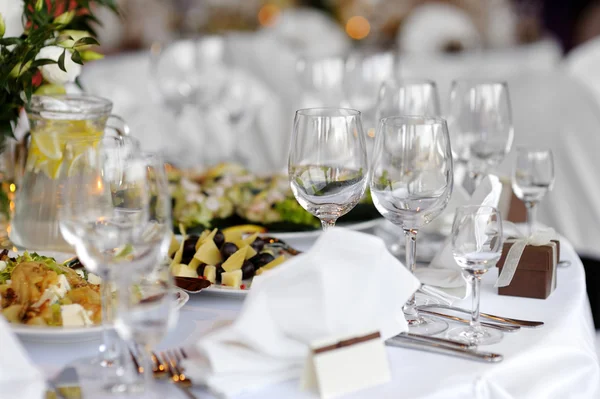 Tabel instellen voor een feestelijke feest of diner — Stockfoto