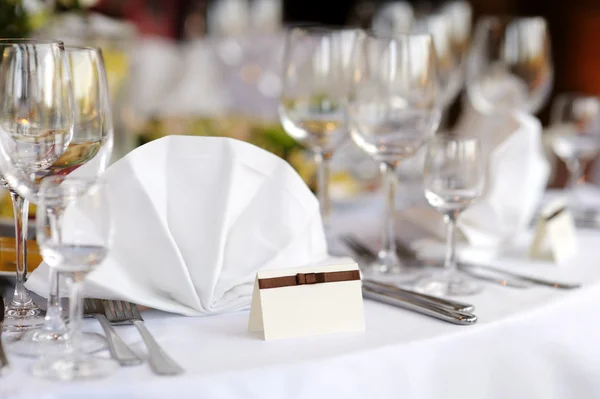 Plaats kaart op witte feestelijke tafel — Stockfoto