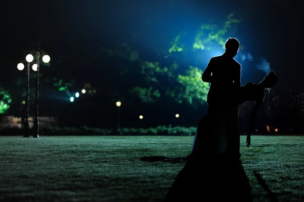 stock image Womand and man silhouettes in the evening park