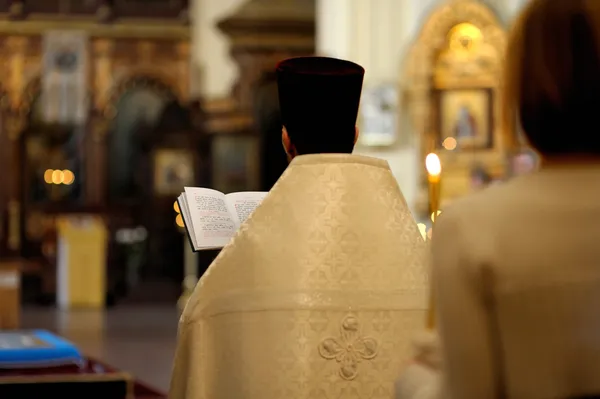 Sacerdote ortodoxo durante a cerimônia de casamento — Fotografia de Stock