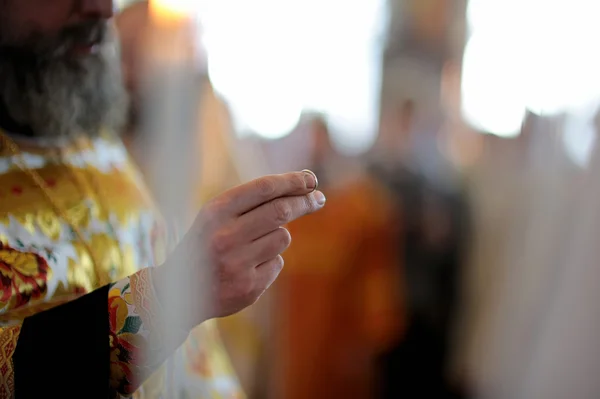 정통 성직자 들고 결혼 반지 — 스톡 사진