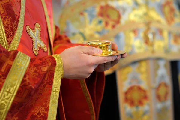 Kapłan trzyma chleb i wino — Zdjęcie stockowe
