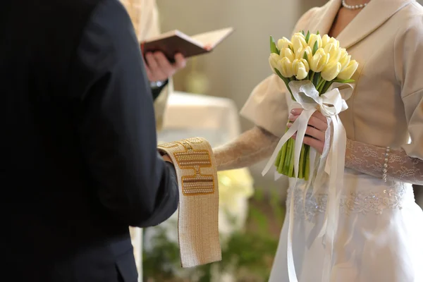 Жених и невеста во время свадебной церемонии — стоковое фото