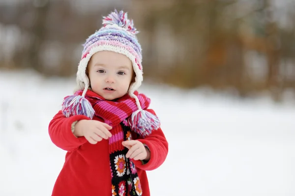 Маленькая зимняя девочка — стоковое фото