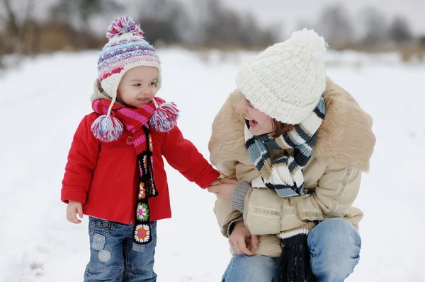 Kleine Winter-Babys und ihre junge Mutter — Stockfoto