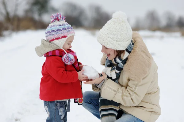 Lite vinter flicka och hennes unga mor — Stockfoto