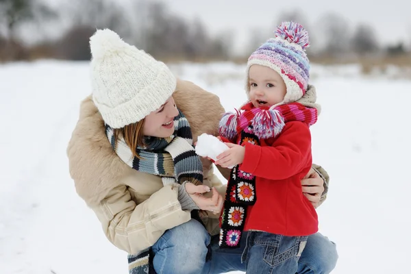 Pequena menina inverno e sua mãe — Fotografia de Stock