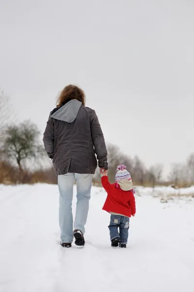 Kleines Wintermädchen und ihr Vater — Stockfoto