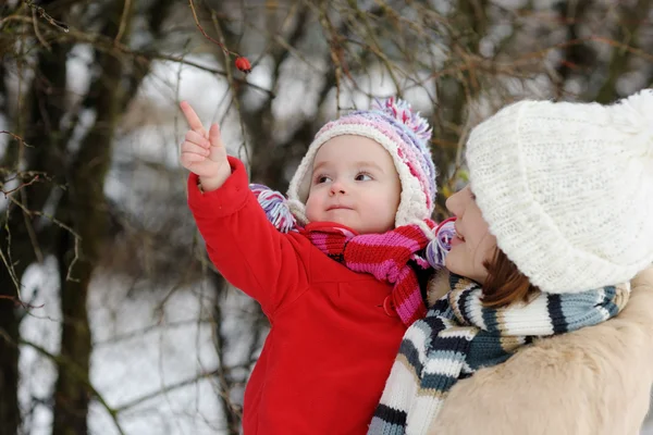 Zimą dziecko dziewczynka i jej młode matki — Zdjęcie stockowe