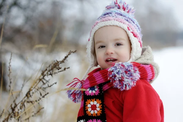 Маленькая зимняя девочка — стоковое фото