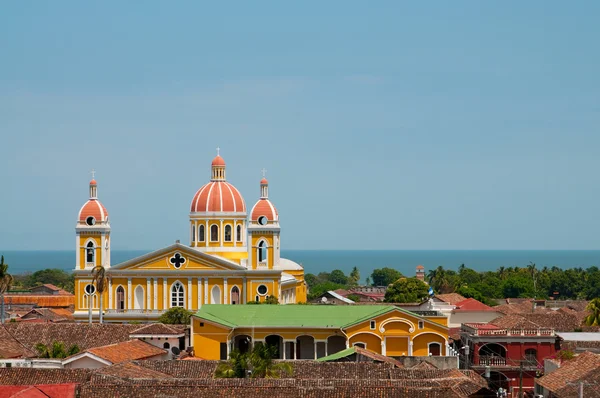 グラナダの黄色い教会 — ストック写真