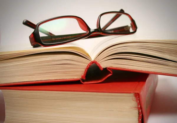 Kniha a brýle. — Stock fotografie