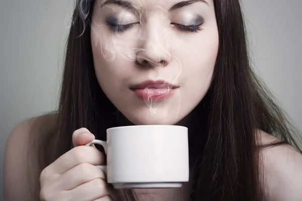 Porträt einer schönen Frau, die Kaffee trinkt — Stockfoto