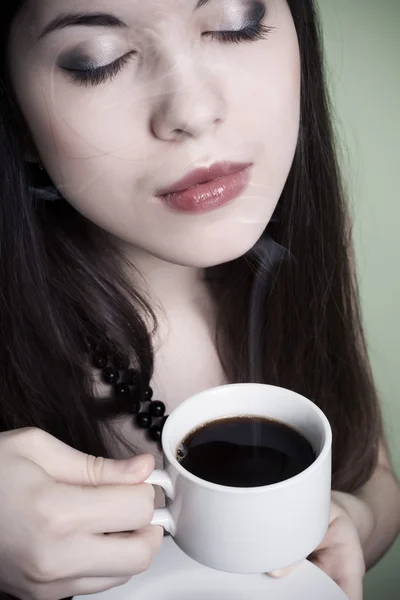 Portret van mooie vrouw koffie drinken — Stockfoto