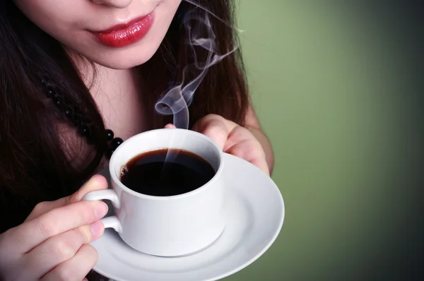 Retrato de una hermosa mujer bebiendo café — Foto de Stock