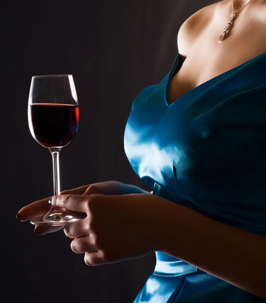 Hermosa mujer con vino tinto de cristal — Foto de Stock