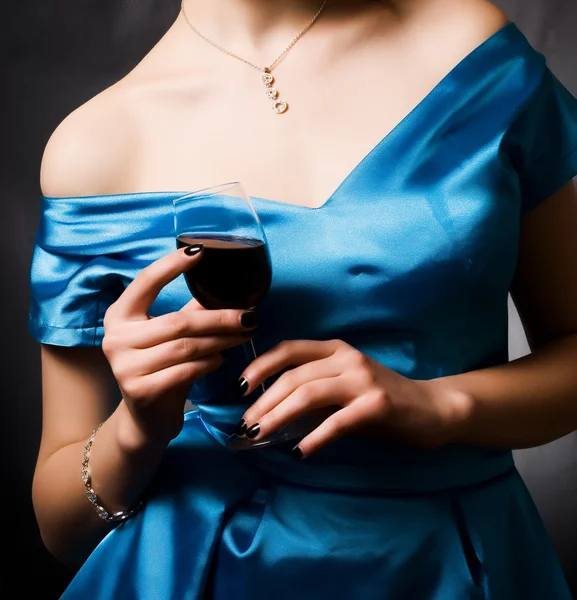 Mulher bonita com vinho tinto de vidro — Fotografia de Stock