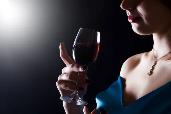 Vacker kvinna med glas rött vin — Stockfoto