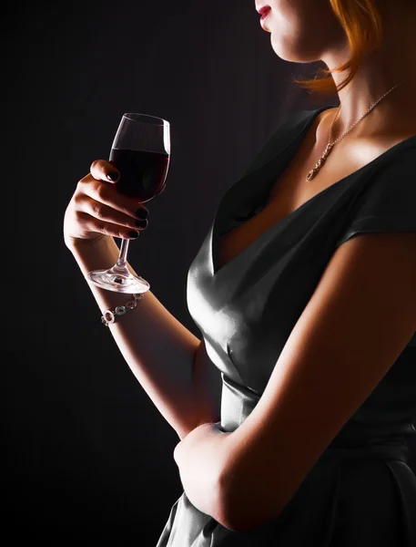 Hermosa mujer con vino tinto de cristal —  Fotos de Stock