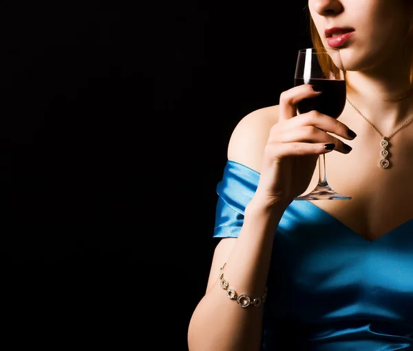 Schöne Frau mit Glas Rotwein — Stockfoto