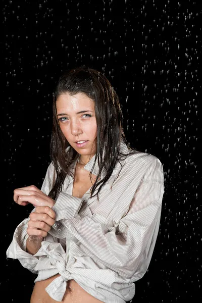 Natte meisje in de regen — Stockfoto