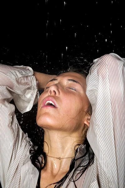 Natte meisje in de regen — Stockfoto