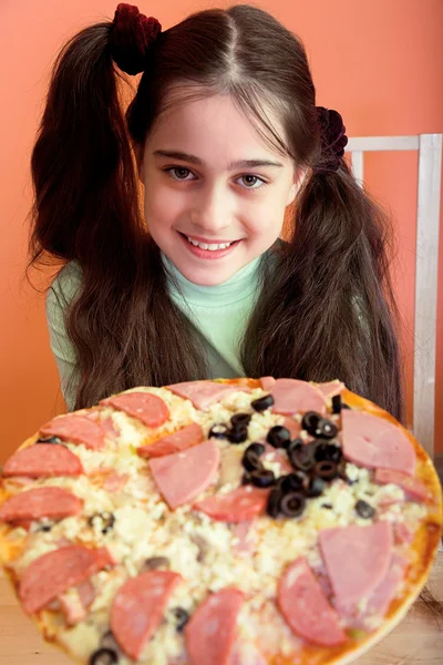 Güzel bir kız önermek pizza — Stok fotoğraf