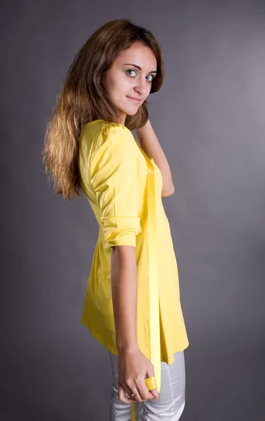 黄色上衣的女孩 — 图库照片