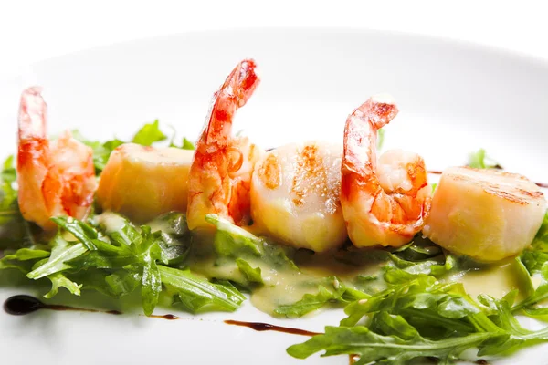 Shrimp with greens — Stock Photo, Image