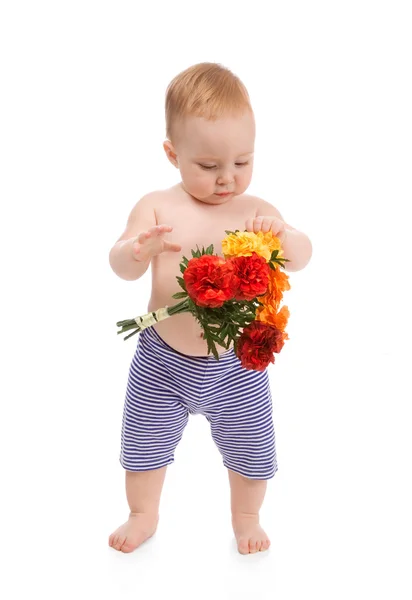 Baby med blommor — Stockfoto